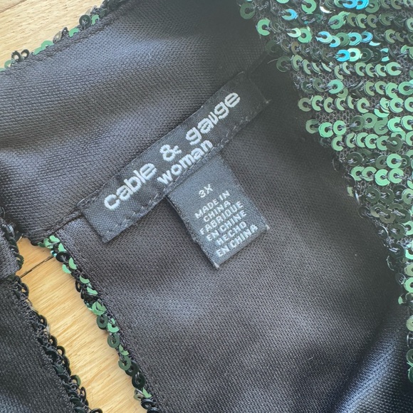 🍂CLEAROUT Green Sequin Halter Top - Cable & Guage - Picture 10 of 12